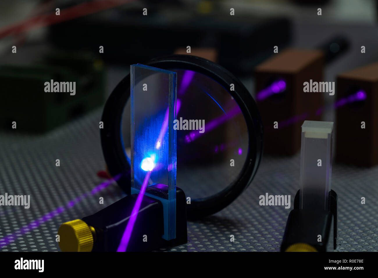 Esperimento di laser nel laboratorio di fotonica. Foto Stock