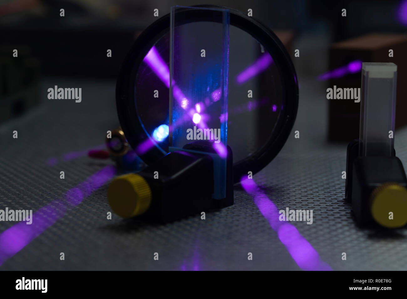 Esperimento di laser nel laboratorio di fotonica. Foto Stock