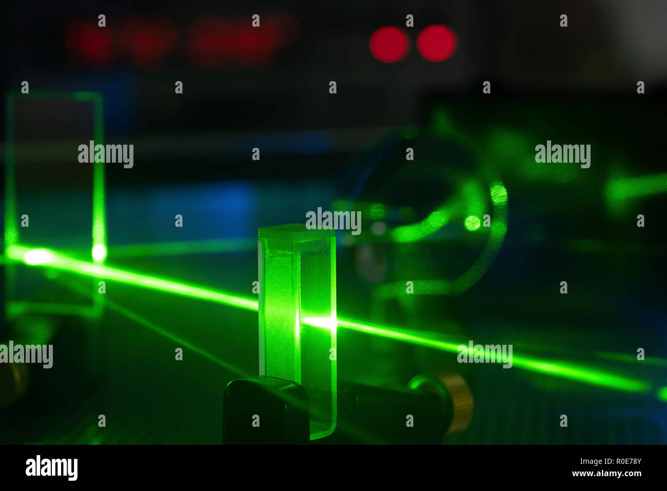 Esperimento di laser nel laboratorio di fotonica. Foto Stock