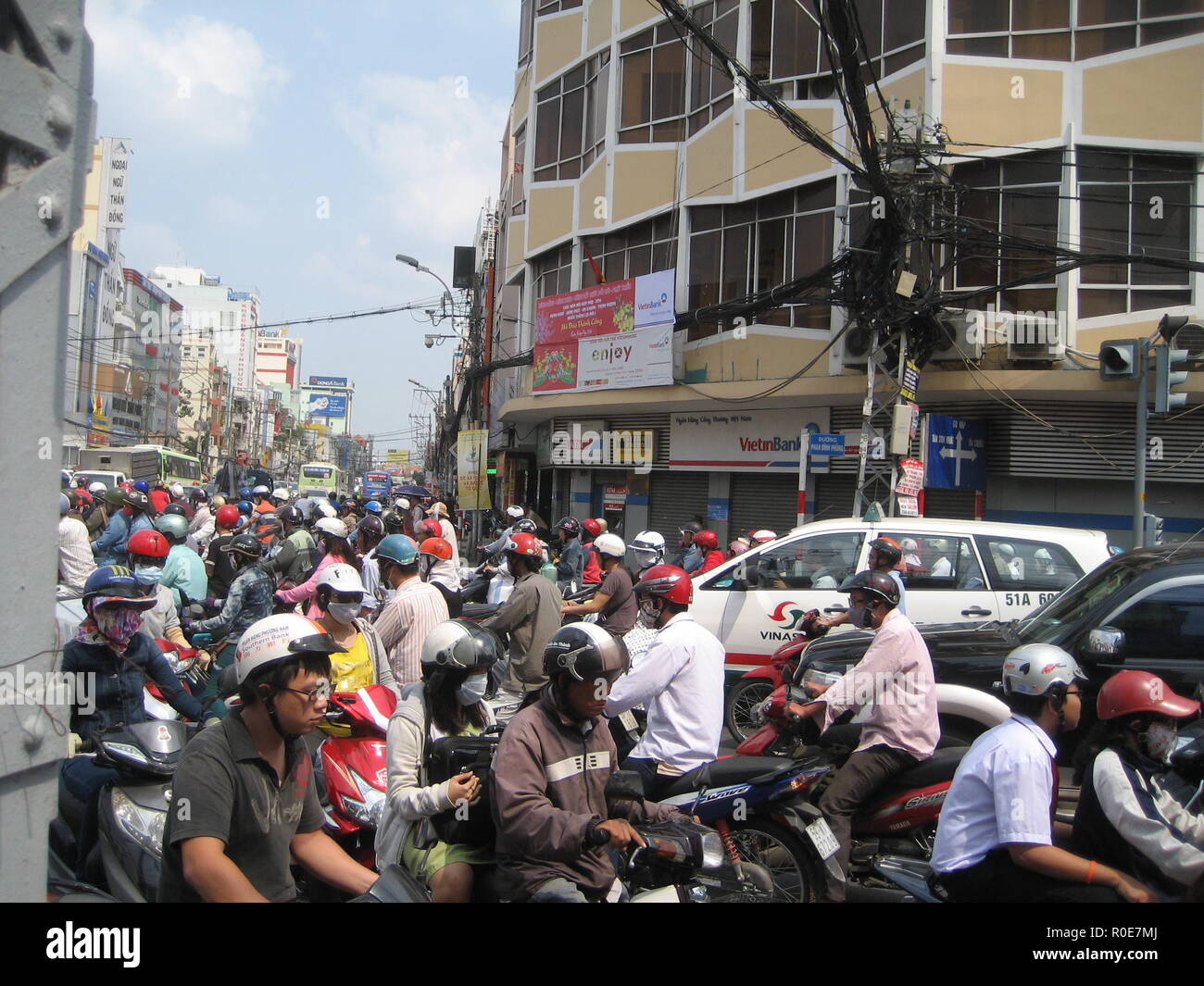 Saigon il traffico di scooter - strada trafficata con molte moto e scooter, Ho Chi Minh City, Vietnam Foto Stock