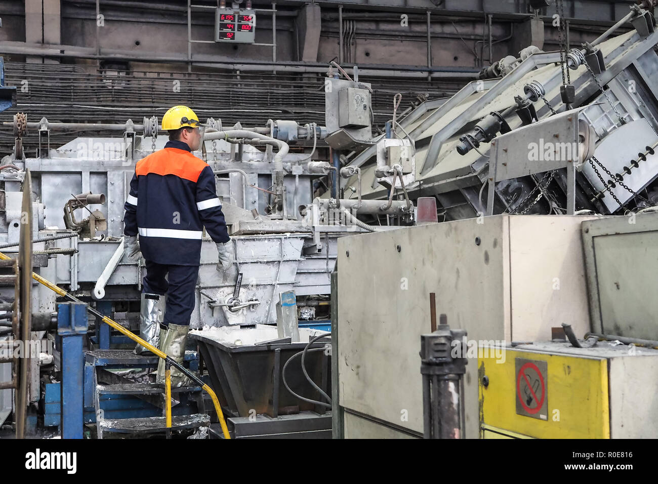 Il steelworker sovrintende alla produzione di alluminio Foto Stock