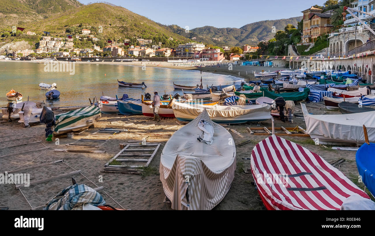 Gruppo di barche di arenarsi sulla spiaggia di Levanto, Liguria, Italia Foto Stock