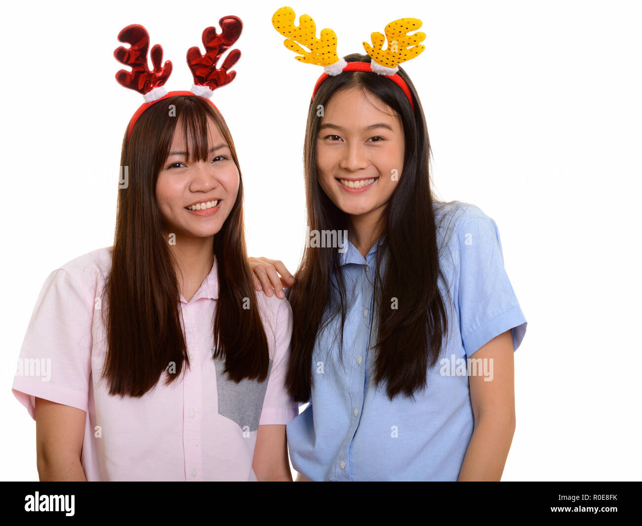 Due giovani felici Asian le ragazze sorridenti pronti per il Natale Foto Stock