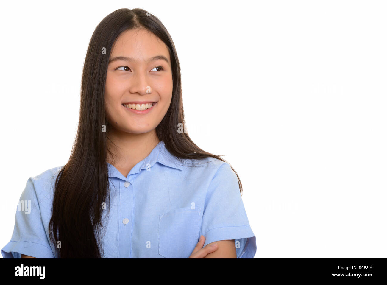 Felice giovane donna asiatica sorridente e pensare Foto Stock