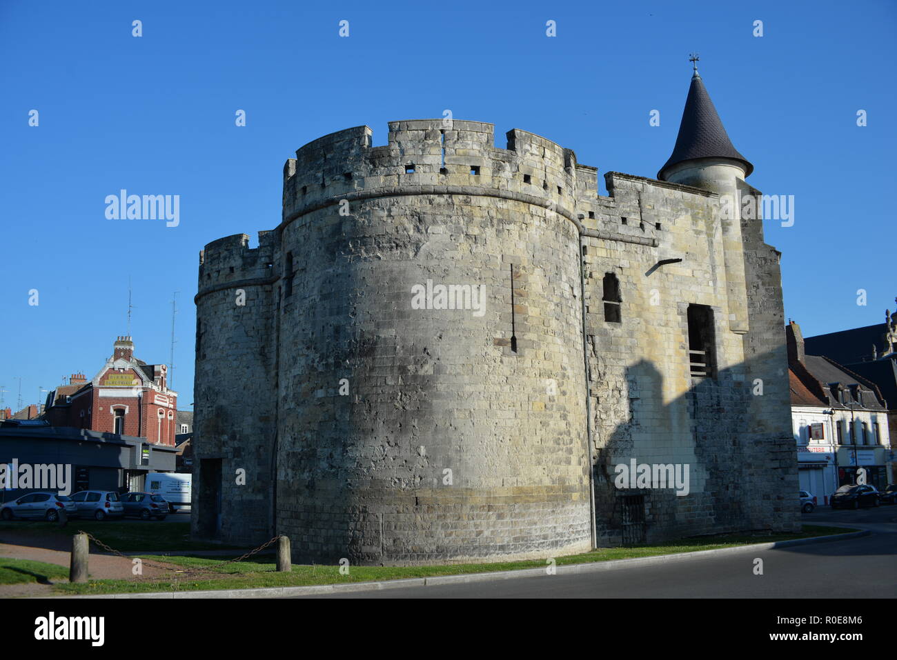 Porta di Parigi, Cambrai, Francia. Parte delle mura medievali, mostrando shrapnel danni da guerra 1914-18. Foto Stock