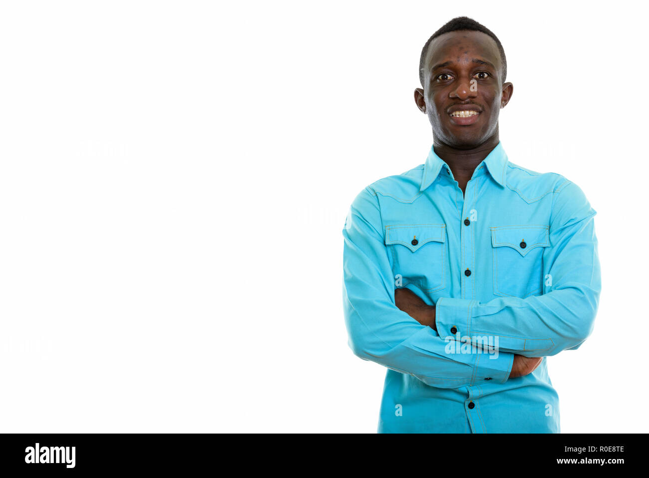 Studio shot di giovani felici Africano nero uomo sorridente con bracci c Foto Stock