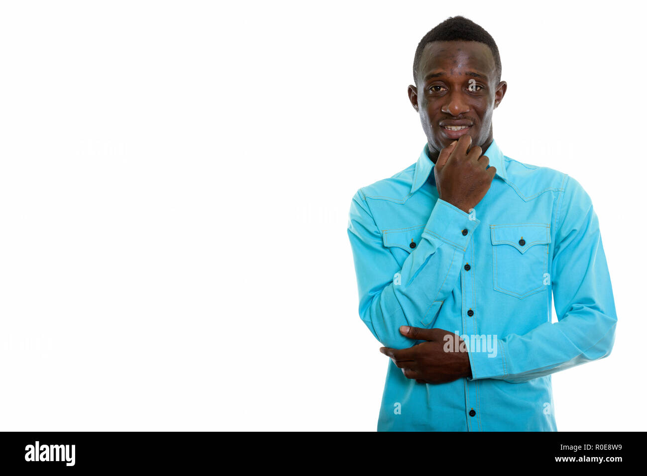 Studio shot di giovani felici Africano nero uomo sorridente mentre pensa Foto Stock