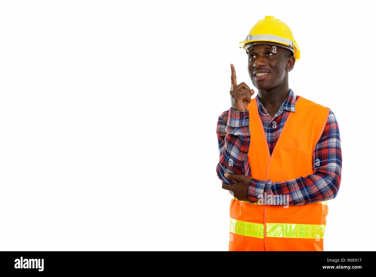 Studio shot di giovani felici Africano nero uomo lavoratore edile Foto Stock