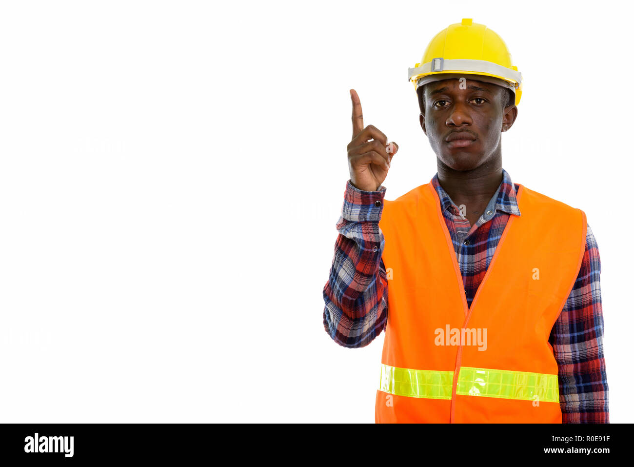 Studio shot del giovane africano nero uomo lavoratore edile punto Foto Stock