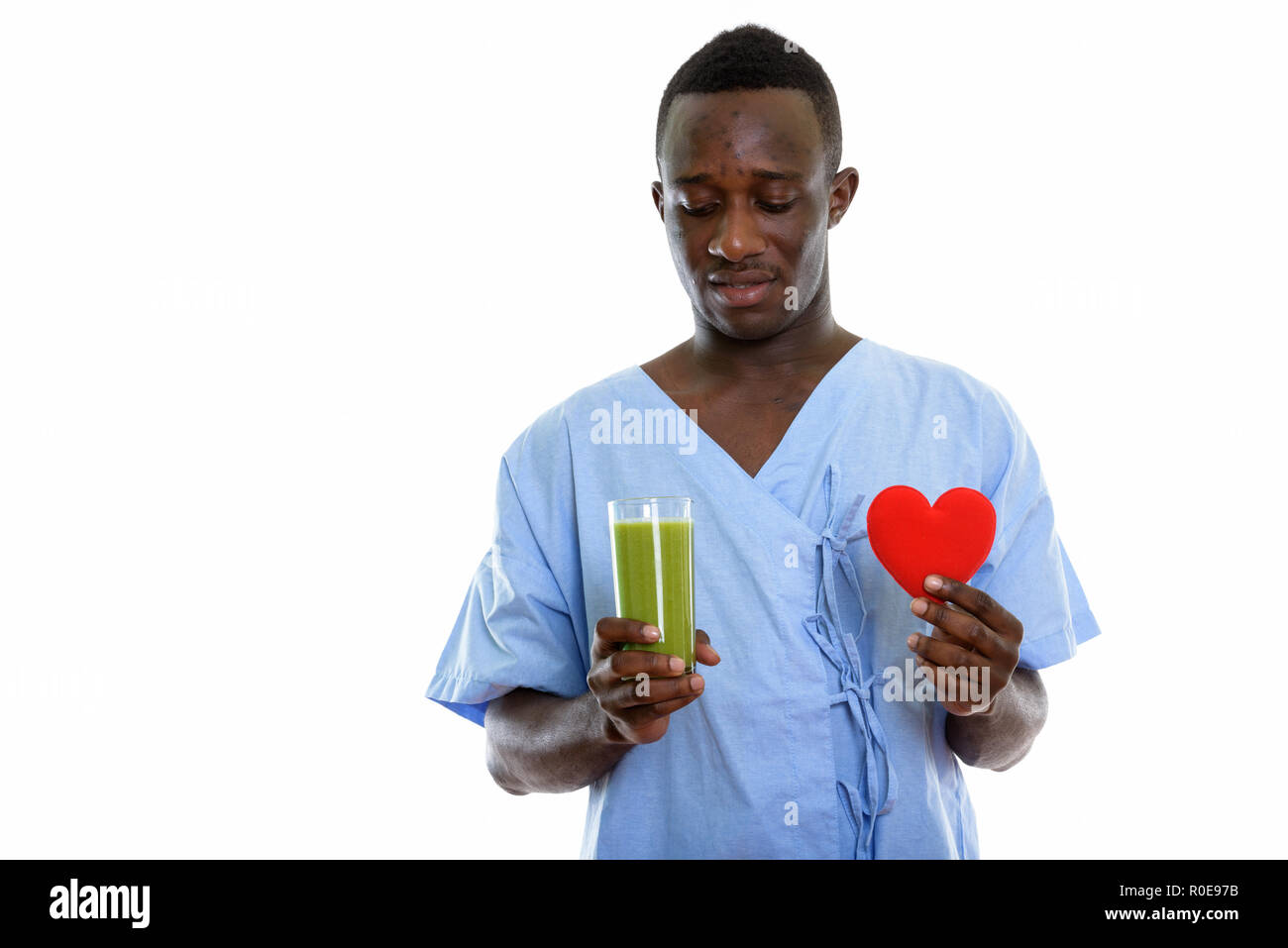 Studio shot di giovani neri africani paziente uomo guardando il vetro Foto Stock