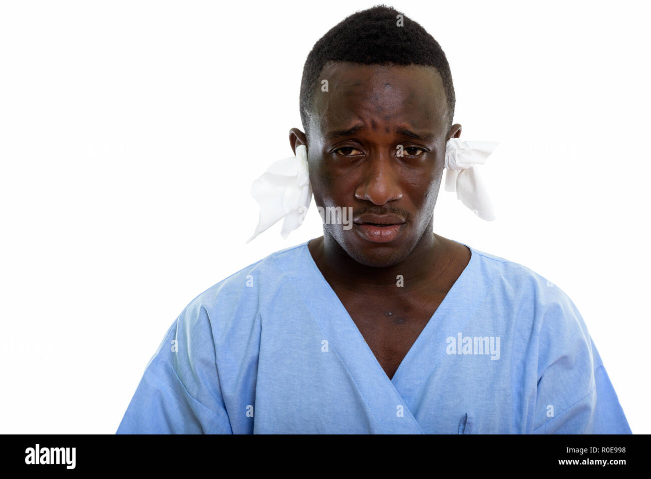 Studio shot del giovane africano nero uomo cerca paziente malato con Foto Stock
