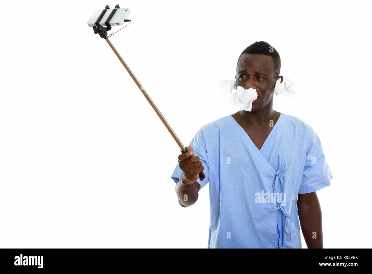 Studio shot del giovane africano nero uomo paziente tenendo selfie pic Foto Stock