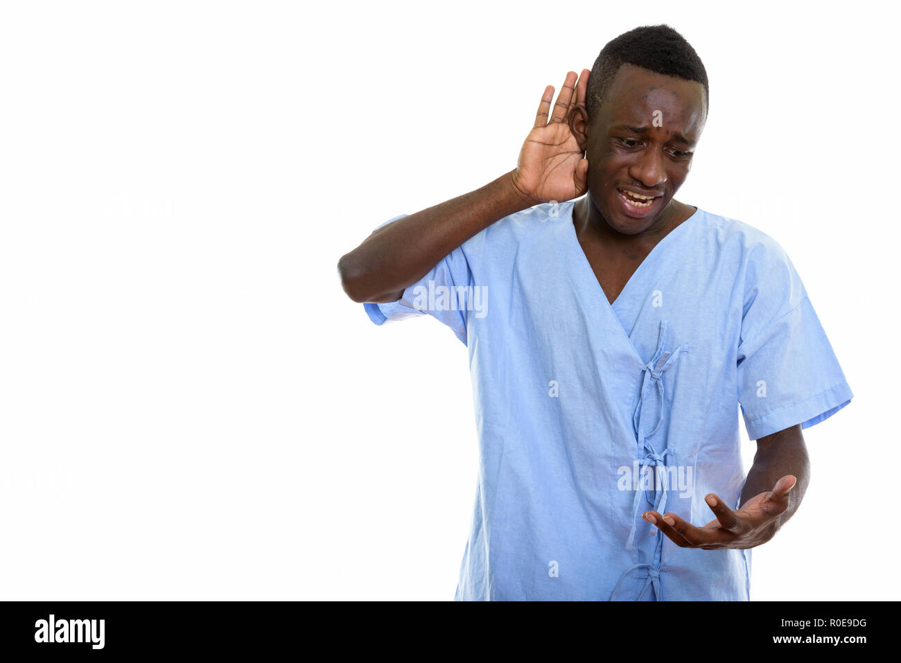Studio shot del giovane africano nero uomo paziente cercando arrabbiato whi Foto Stock