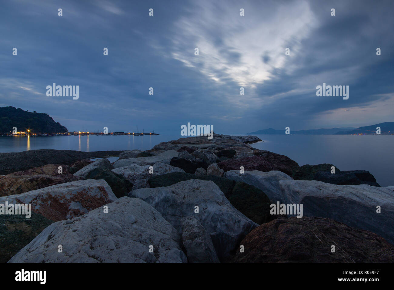 Un bellissimo ampio angolo di vista del mare a riva di Sestri Levante, GE, Liguria, Italia, al tramonto, con rocce in primo piano Foto Stock