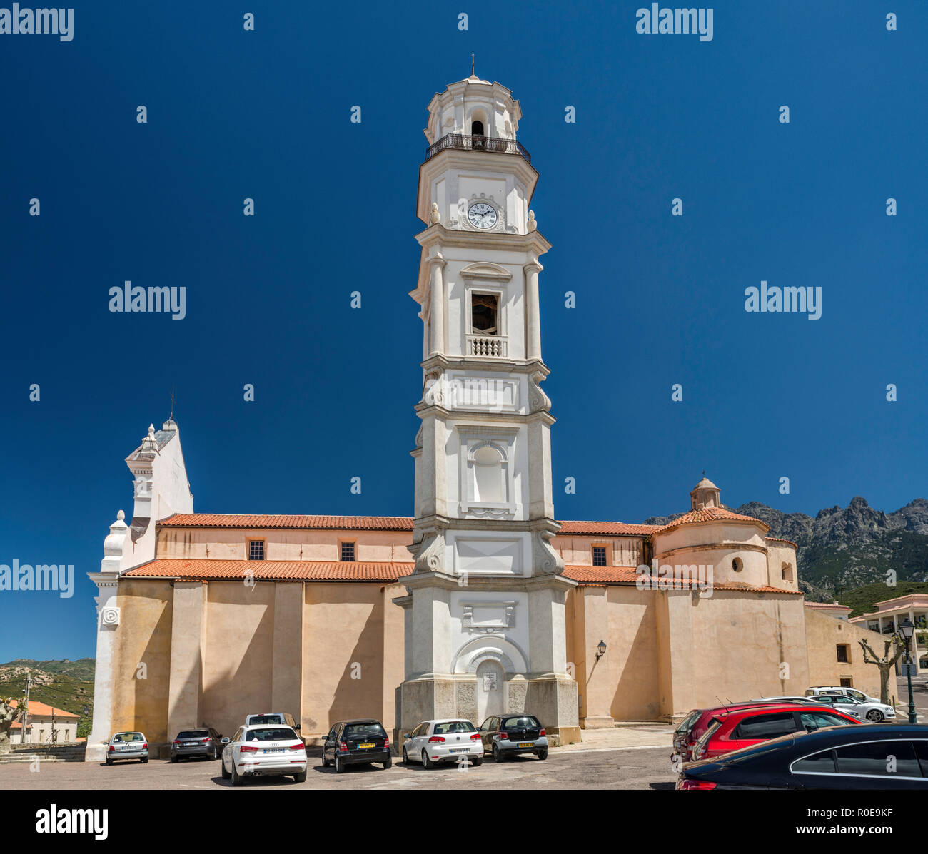Torre campanaria a Saint-Blaise chiesa del XVII secolo in stile barocco, a Calenzana, Balagne, Haute-Corse reparto, Corsica, Francia Foto Stock