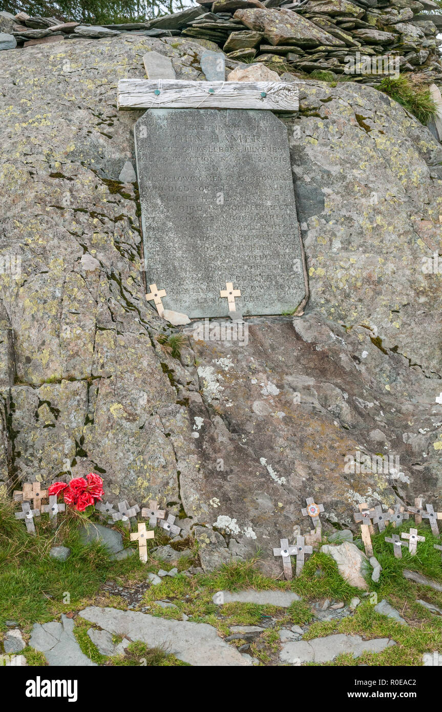 Castello Roccioso, BORROWDALE , CUMBRIA, Regno Unito - 3 Settembre 2014: Il Monumento ai Caduti in guerra con ricordo attraversa e i papaveri sul vertice del castello C Foto Stock