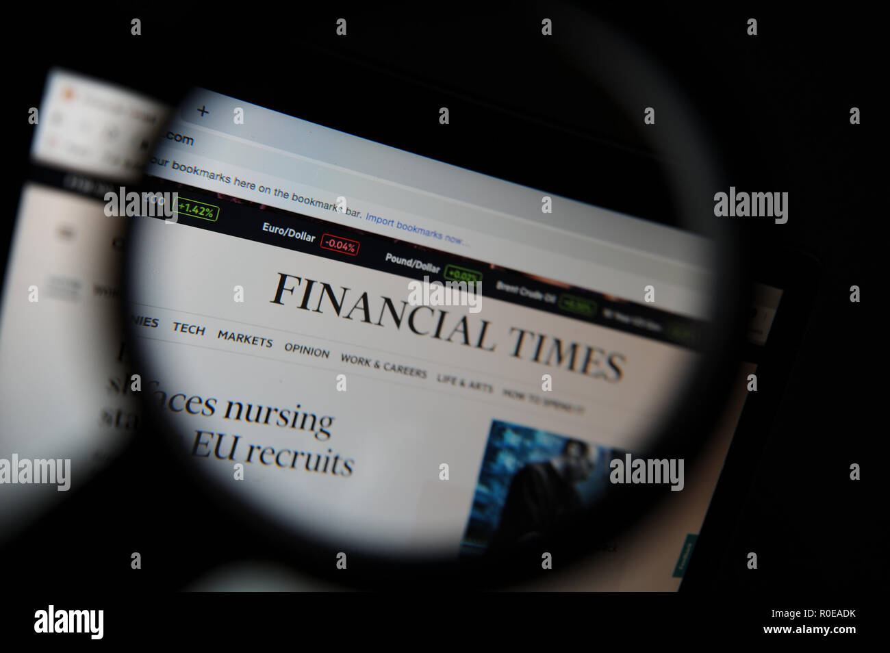 Il sito del Financial Times visto attraverso una lente di ingrandimento Foto Stock