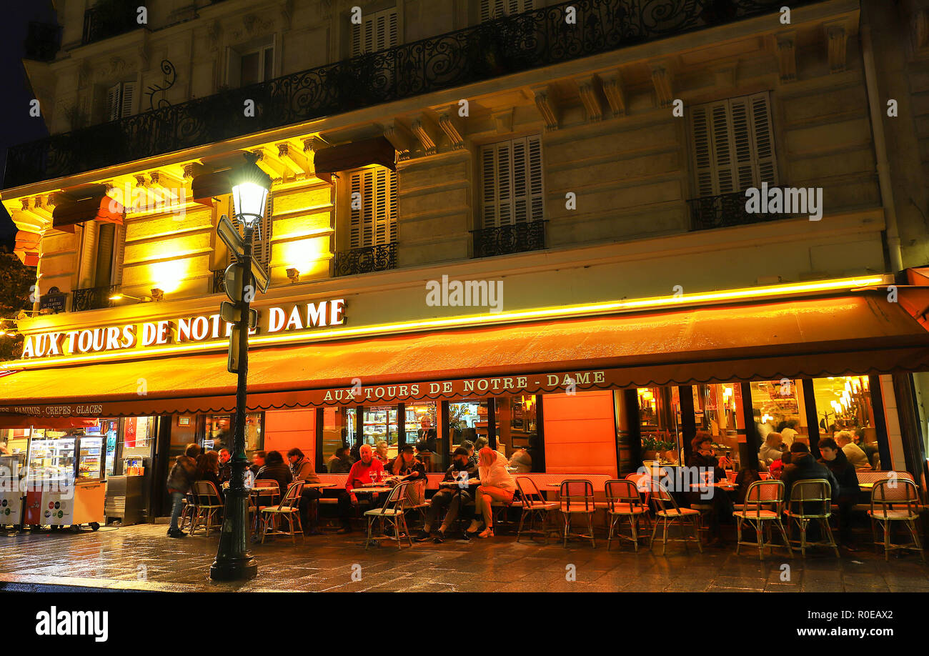 Aux tours de Notre Dame è una tipica parigina cafe si trova vicino alla cattedrale di Notre Dame di Parigi, Francia. Foto Stock
