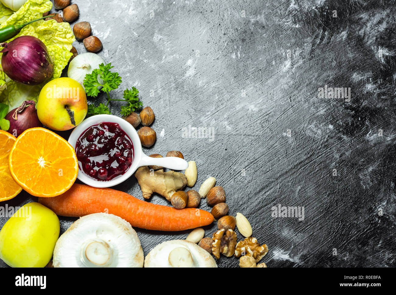 Colorata, sana le erbe aromatiche, le spezie e la frutta e le verdure sul nero, tavolo di pietra Foto Stock