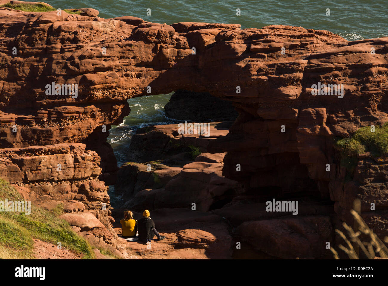 Gli amanti sfuggono ad Arbroath cliffs Foto Stock