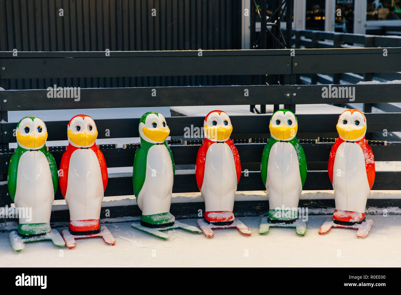 Fila di skate aids per skate ai partecipanti, realizzati in forma di pinguini colorati. Pattinaggio sul ghiaccio aiutanti. Le figure per principianti che sono su ghiaccio per la prima volta Foto Stock