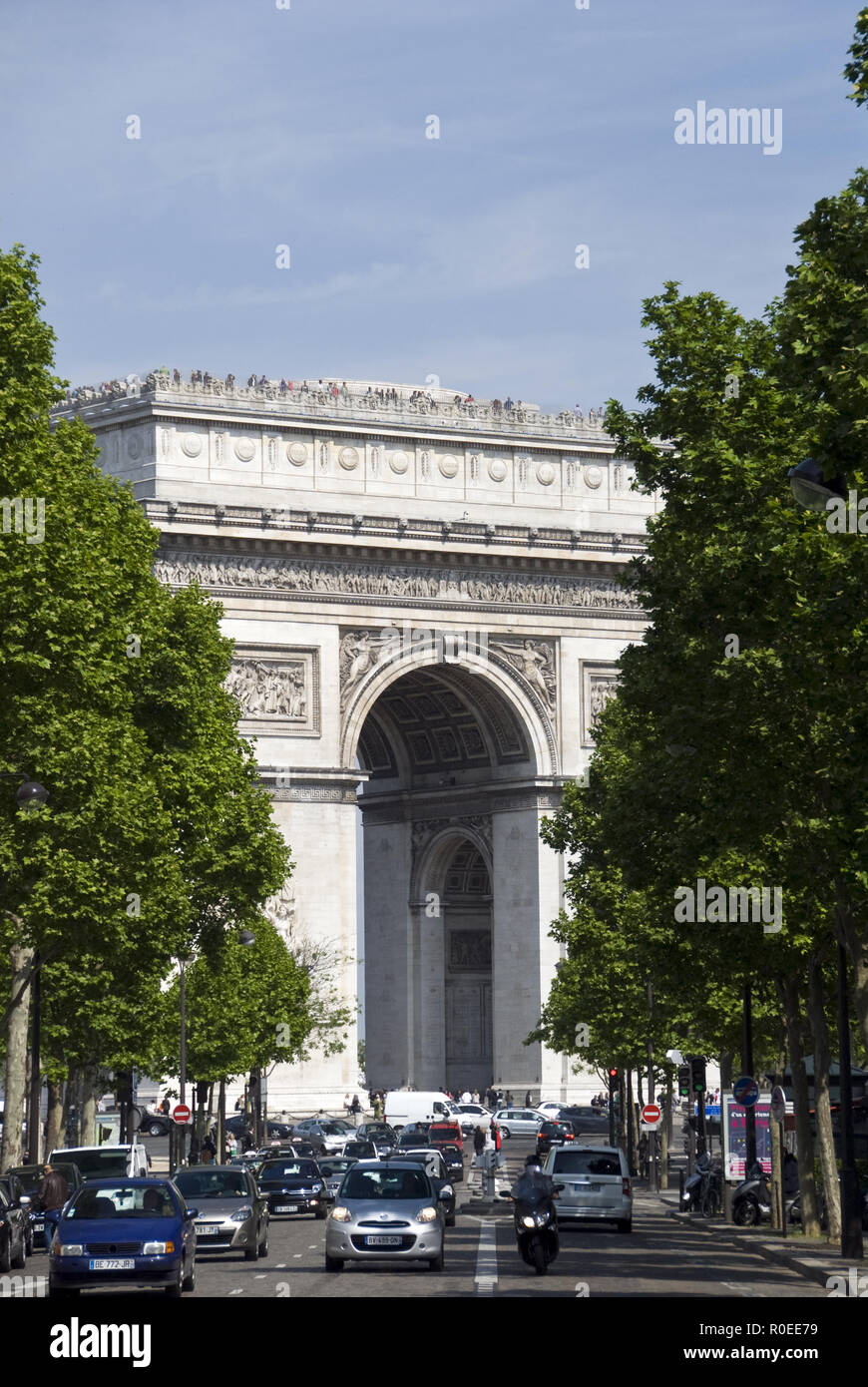 L'Arc de Triomphe de l'Etoile (Arco Trionfale) in Place Charles de Gaulle alla fine degli Champs Elysees, Paris, Francia. Foto Stock
