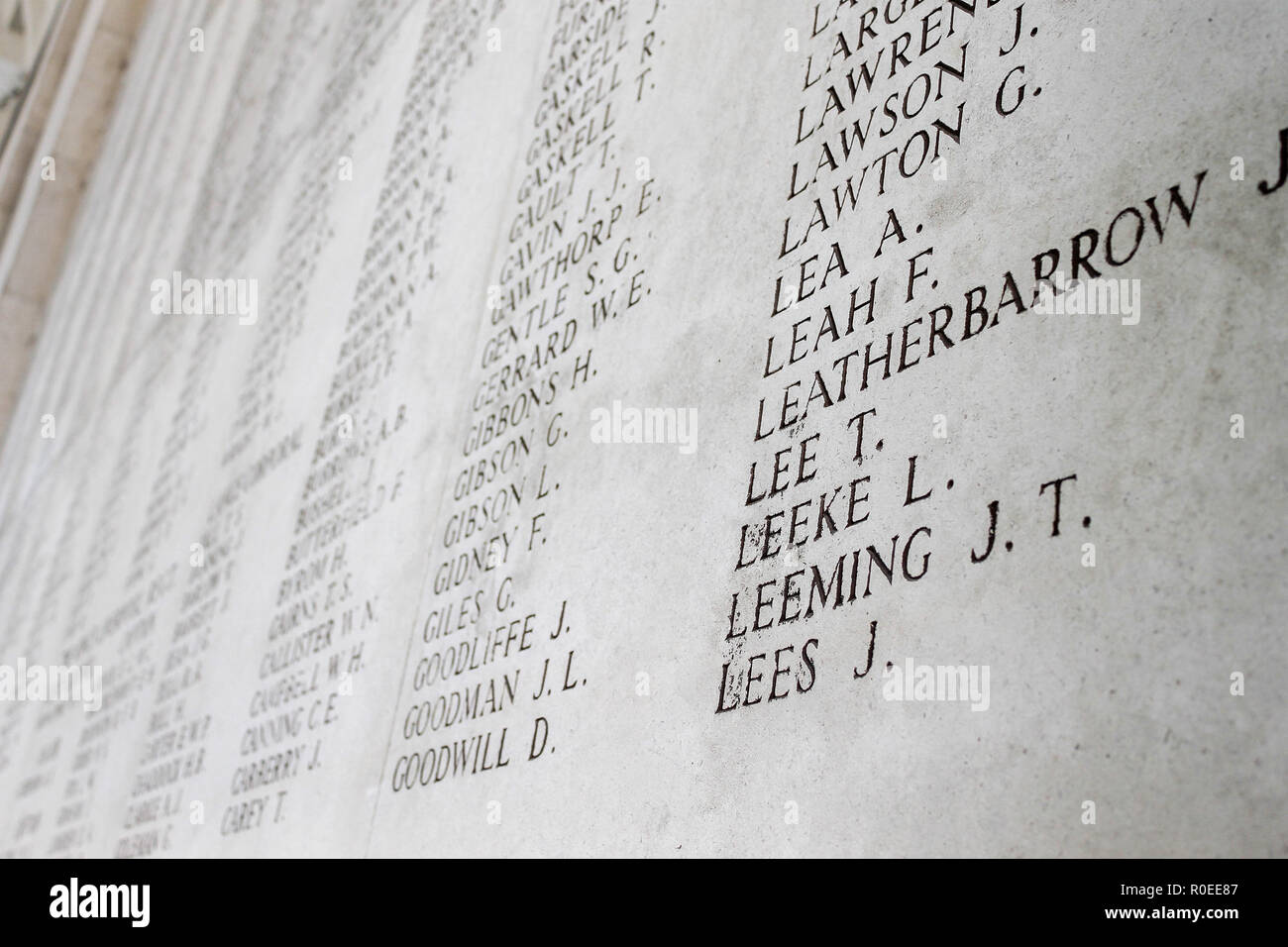 Ypres, Belgio; 25 settembre 2013; vista dettagliata dei nomi dei Missing Allied guerra mondiale un soldato inscritto sulla Menin Gate Foto Stock