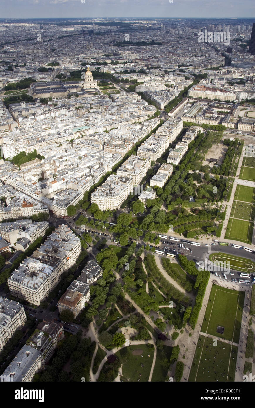 L Ombra Della Torre Eiffel Come Visto Dall Alto E La Vista Di Parigi Francia Foto Stock Alamy