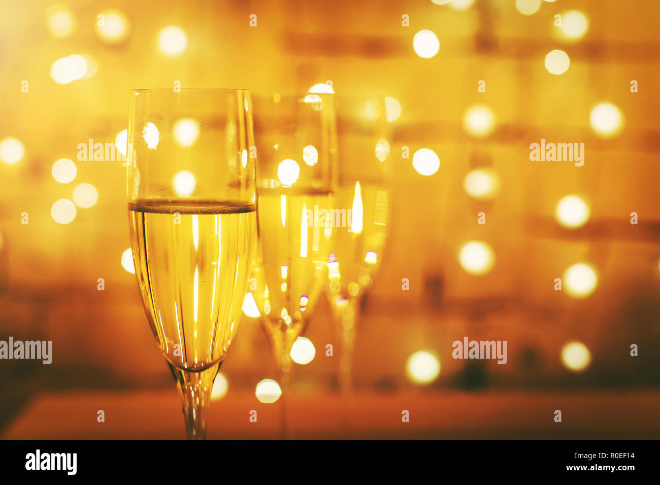 Bicchieri di champagne sul bokeh sfondo luci Foto Stock