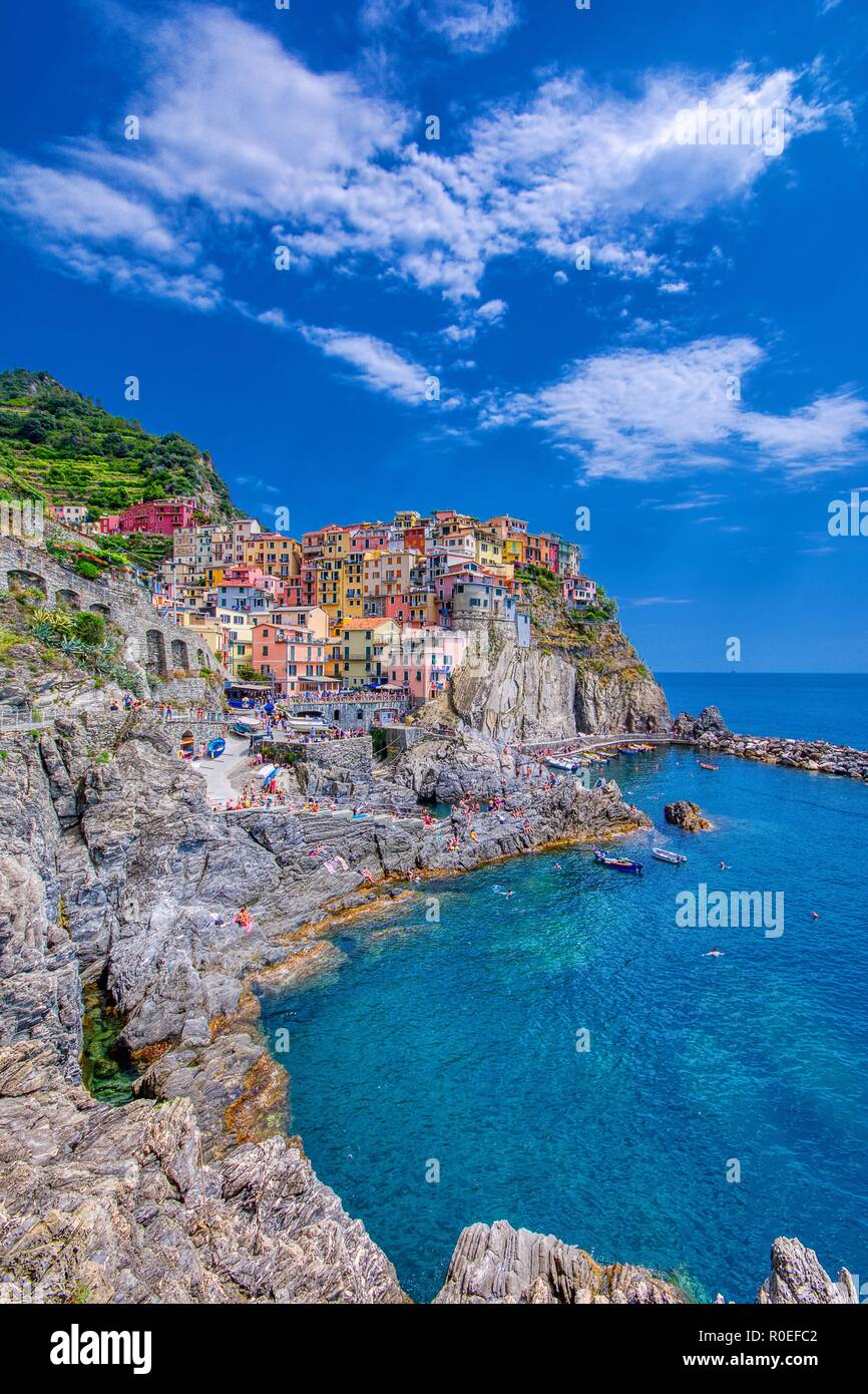 Manarola, Cinque Terre - Luglio 9, 2018:. Manarola è una bella cittadina in provincia di La Spezia, Liguria, Italia del nord e uno dei cinque C Foto Stock