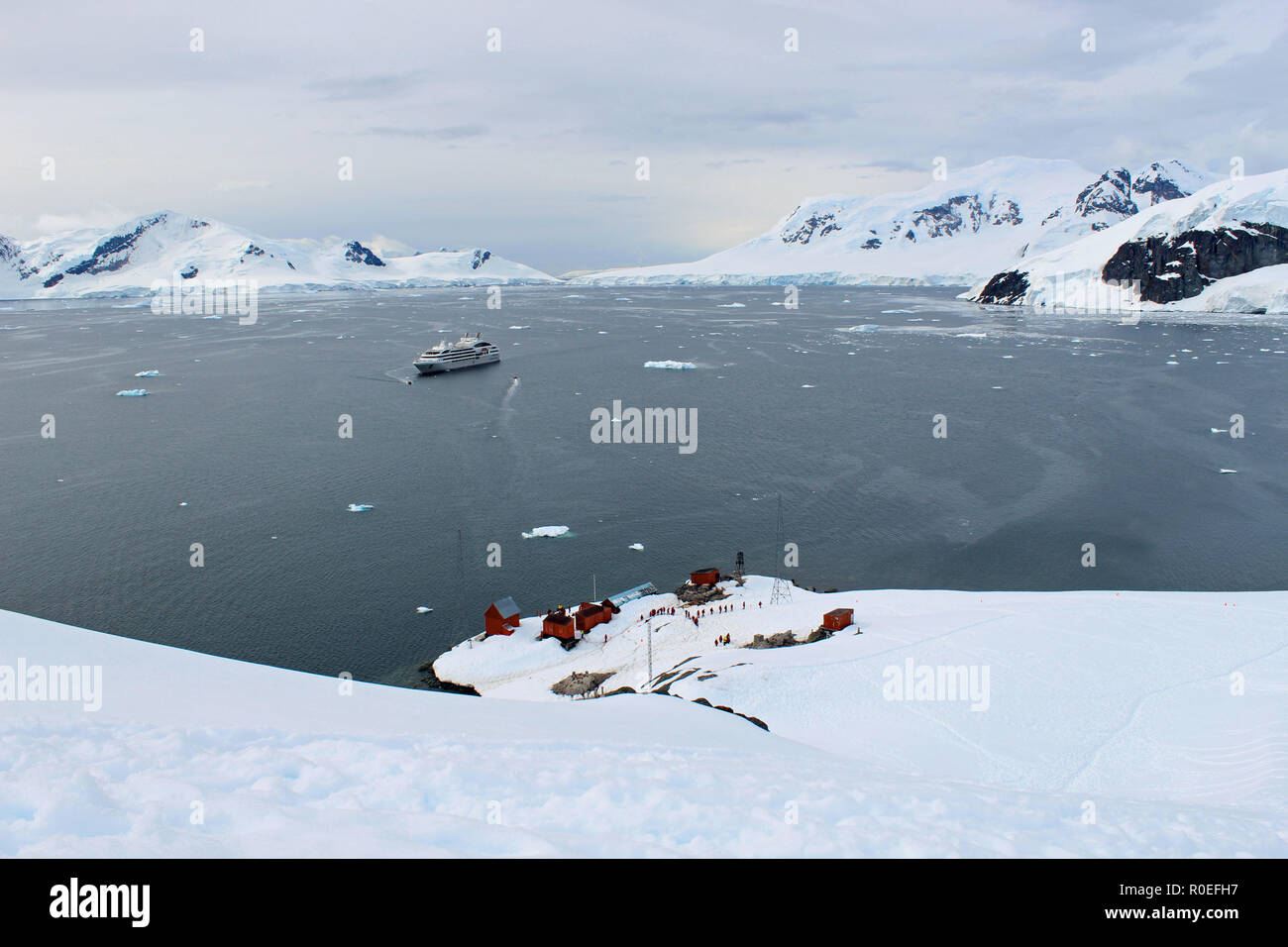 Vista da un picco al di sopra di Paradise Bay nella penisola antartica guardando giù su Almirante Brown argentina di base con un expedition nave da crociera al di ancoraggio Foto Stock