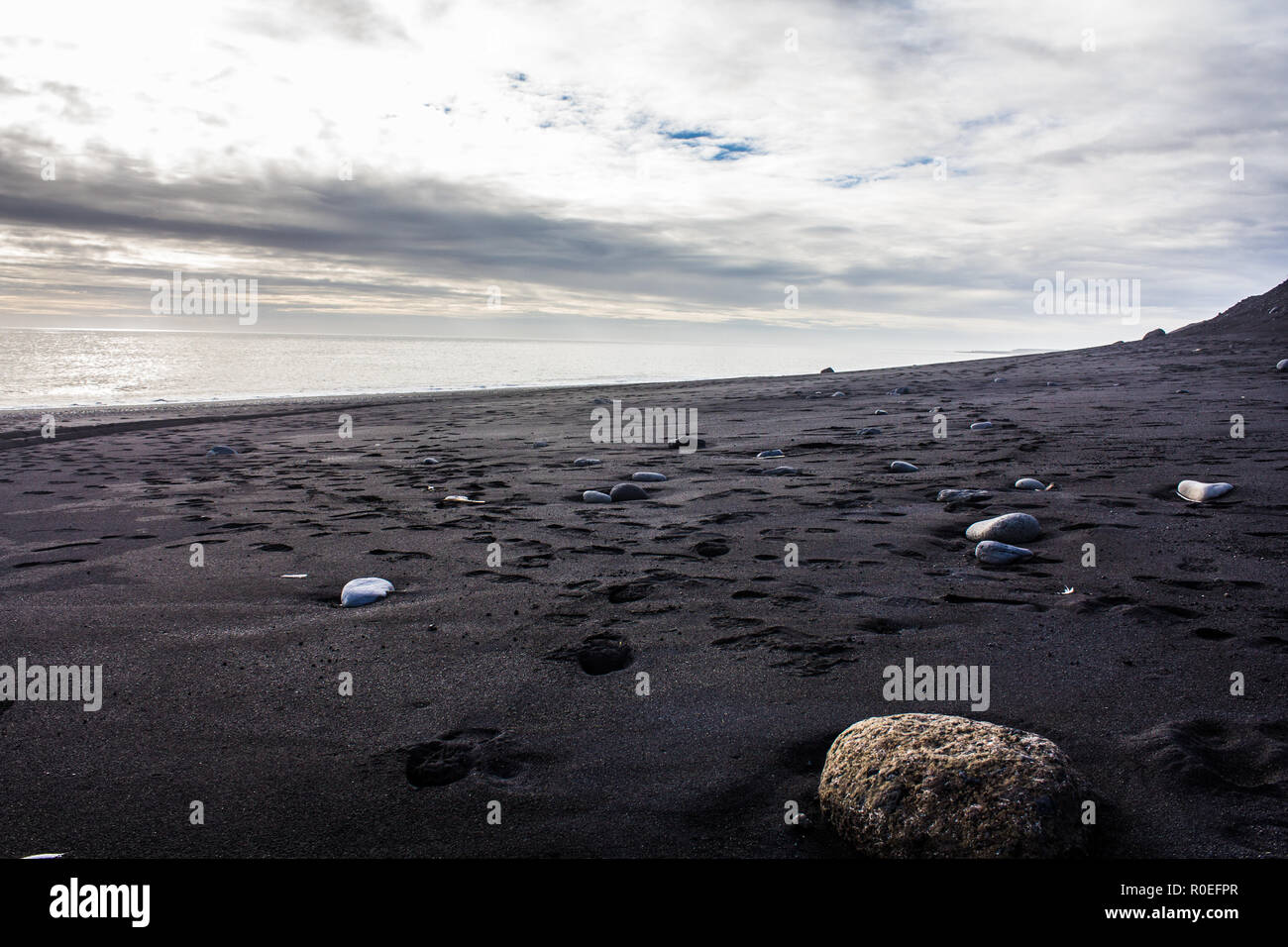 Sabbia nera, rocce e litorale sulla spiaggia Sólheimasandur in Islanda Foto Stock