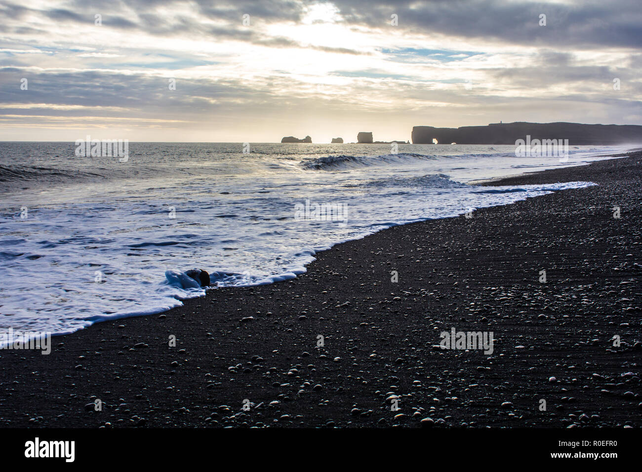 Dyrhólaey formazioni rocciose, Reynisfjara spiaggia al tramonto vicino a VIK, Islanda Foto Stock
