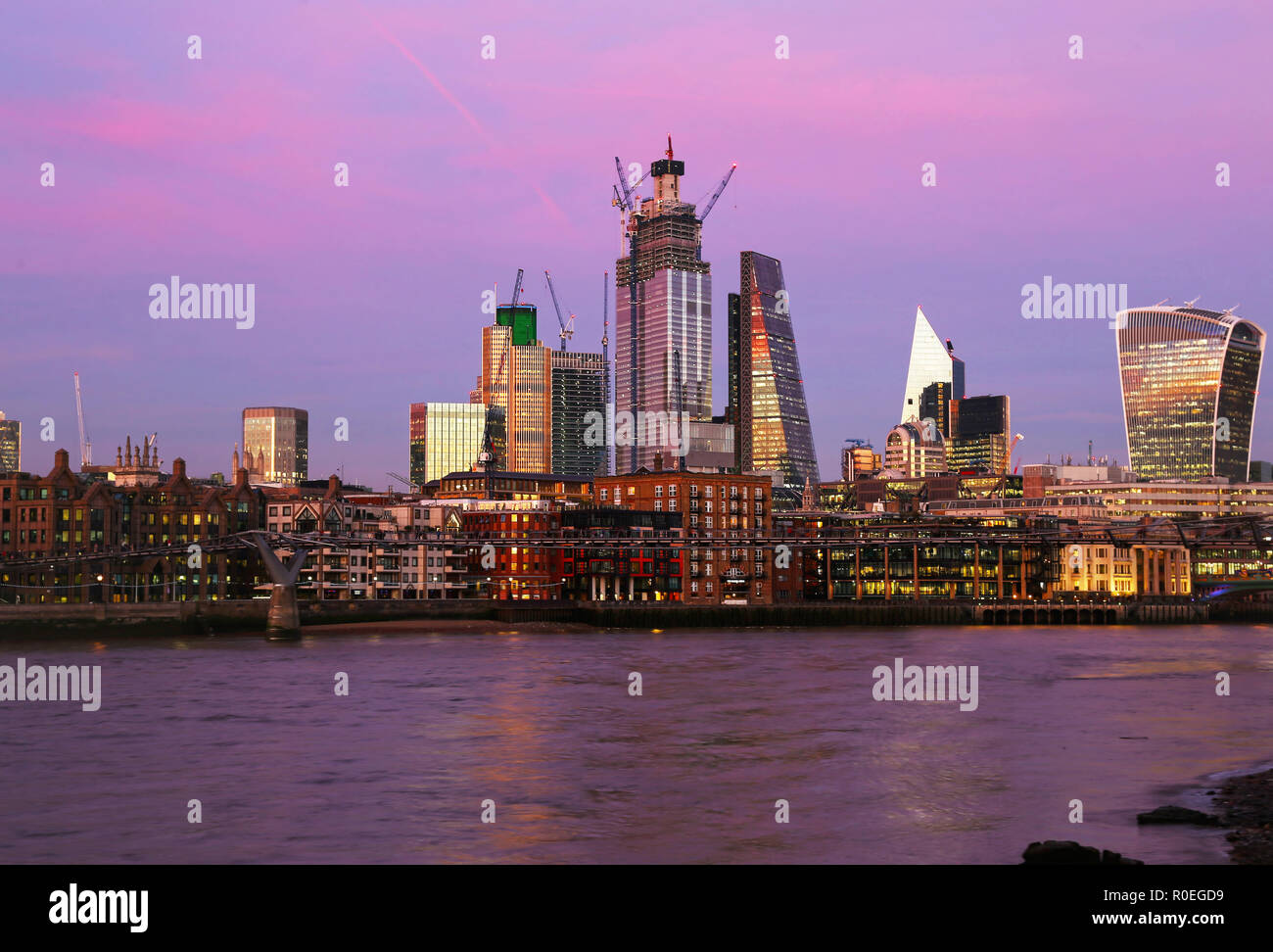 Purpureo tramonto scenario del Tamigi e moderni edifici nella città di Londra Regno Unito Foto Stock