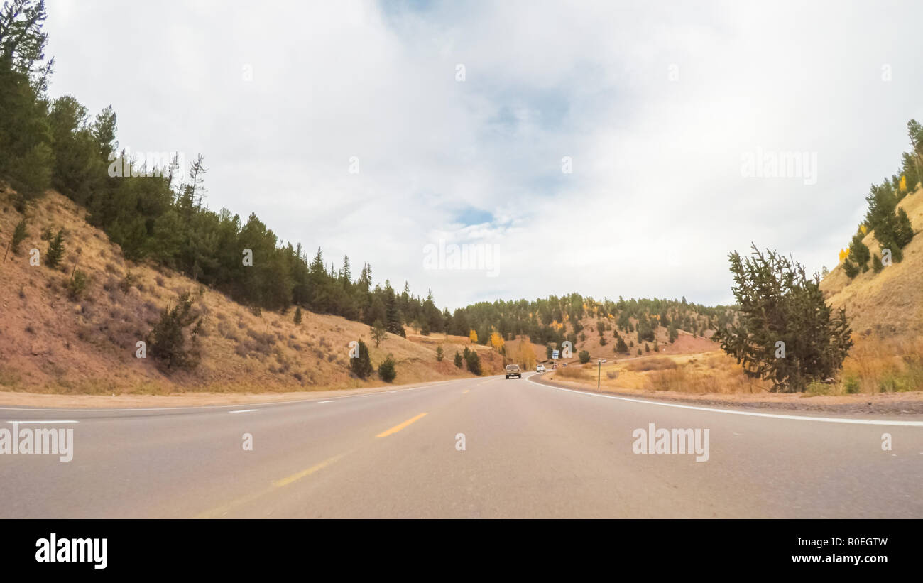 La guida su autostrada di montagna 67 a Colorado Springs in autunno. Foto Stock