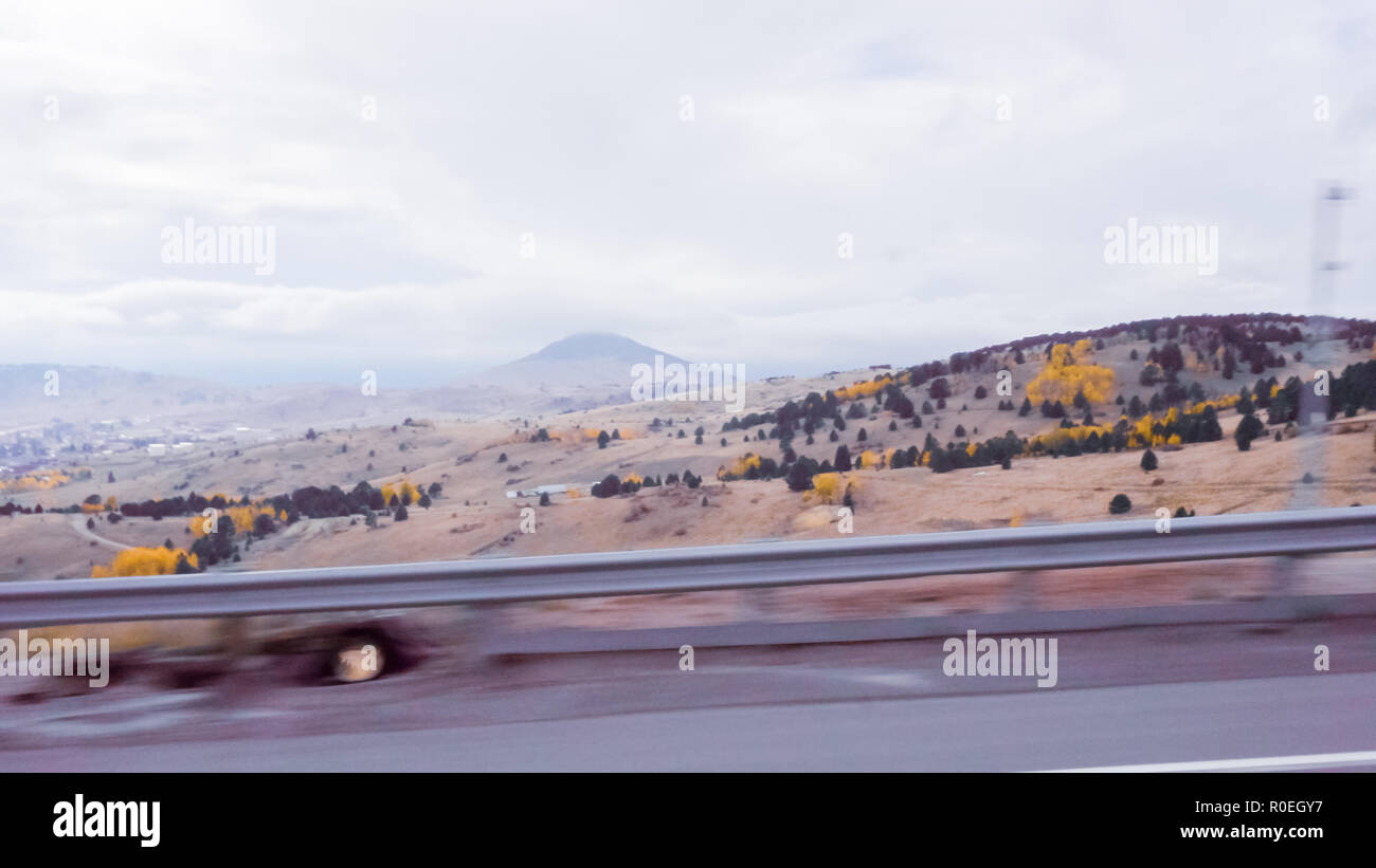 La guida su autostrada di montagna 67 a Colorado Springs in autunno. Foto Stock