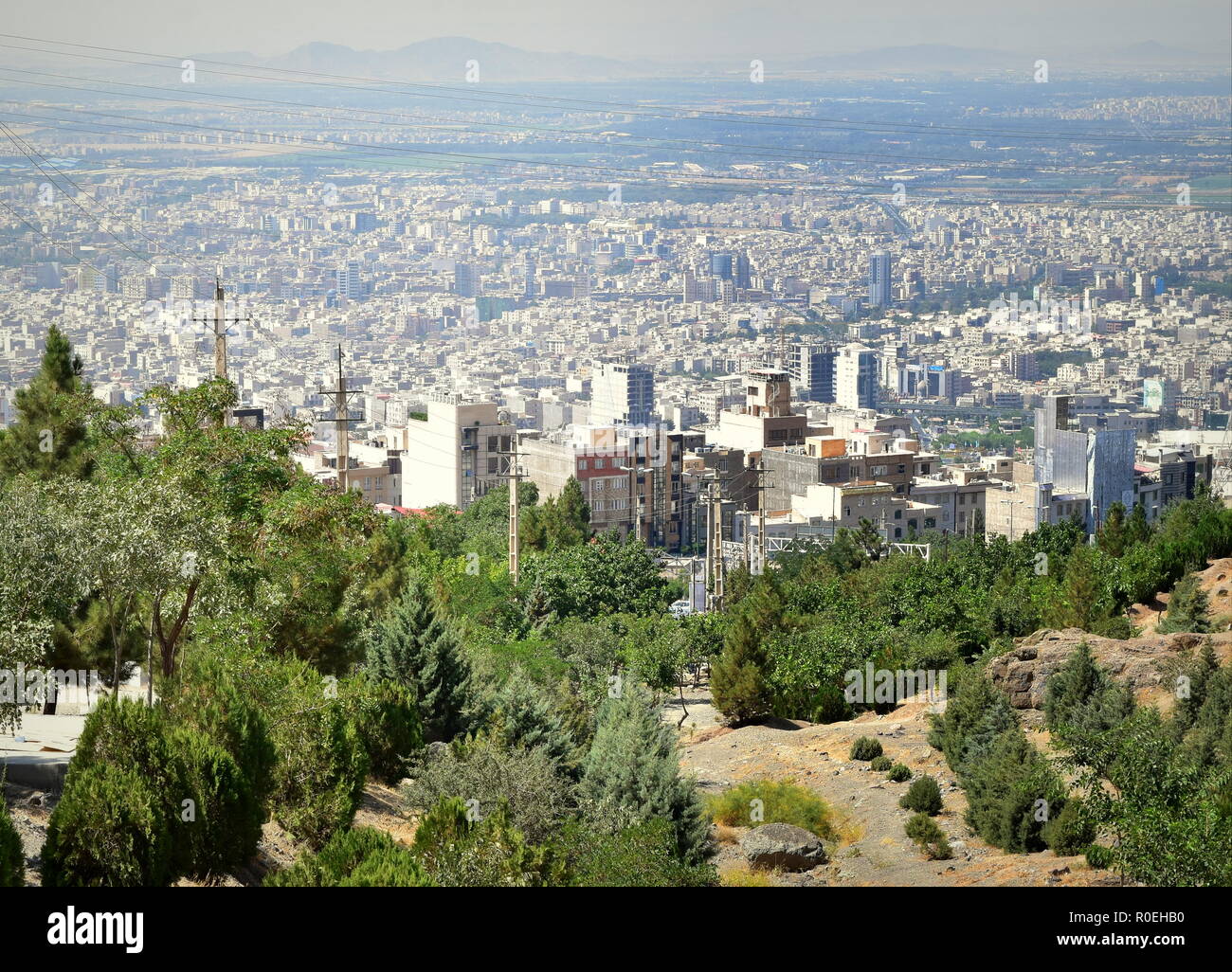 Iran ampia dello skyline della città dalle montagne che mostra una elevata densità urbana e la crescita di Karaj Foto Stock