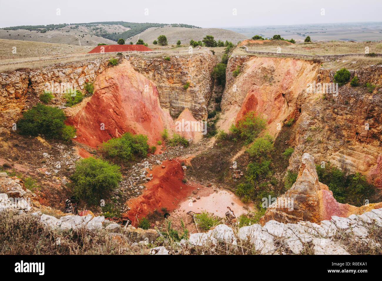 Vecchio bauxite rosso di suoli grotta di cava a Spinazzola, regione Puglia Foto Stock