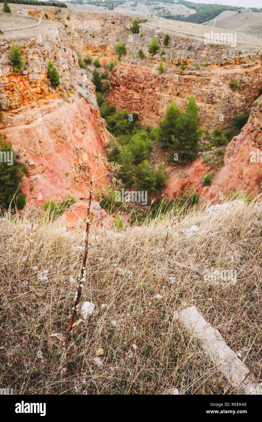 Vecchio bauxite rosso di suoli grotta di cava a Spinazzola, regione Puglia Foto Stock