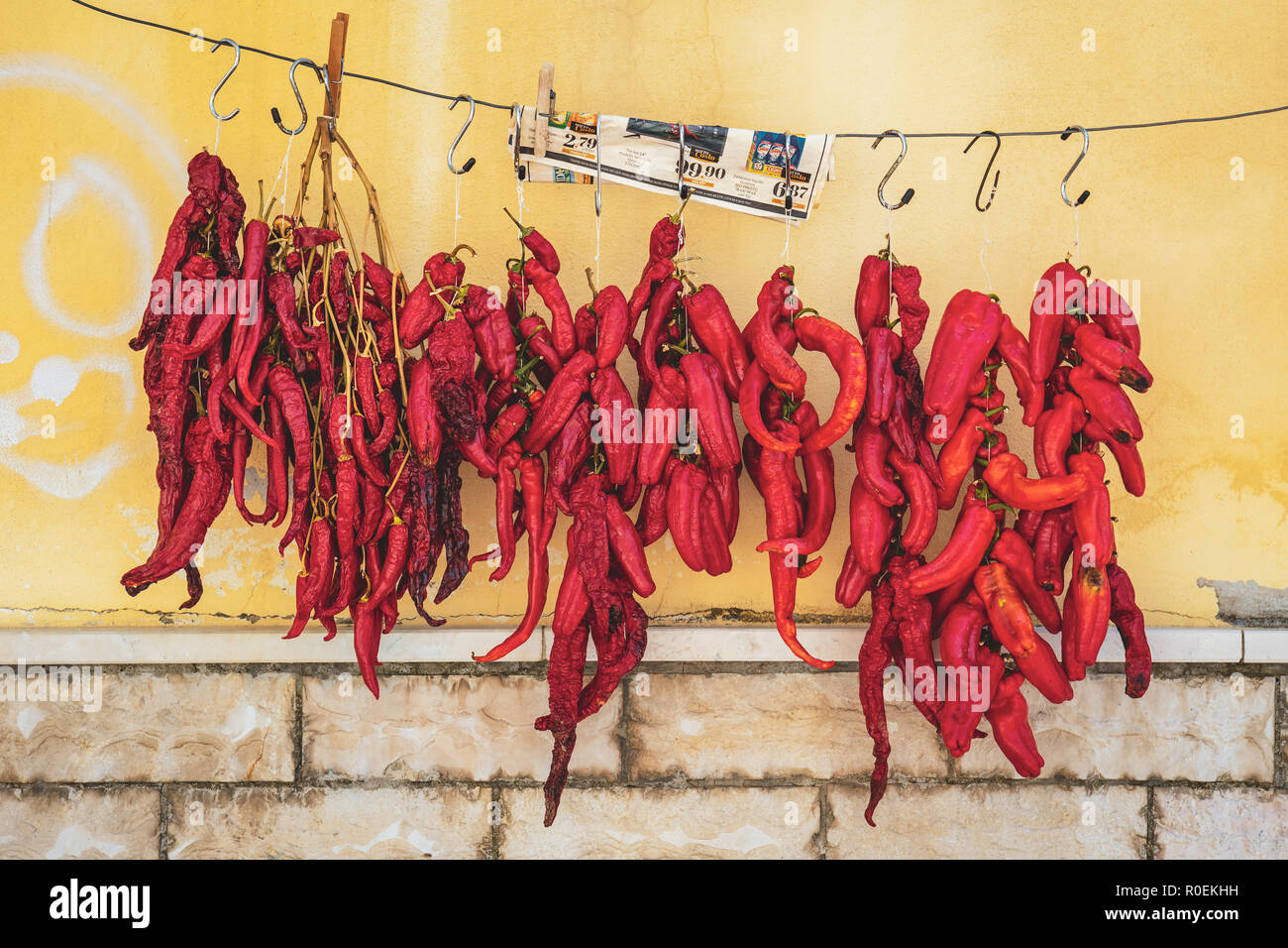Peperoni cruschi, sun essiccato peperoncino rosso a Spinazzola, Puglia Foto Stock