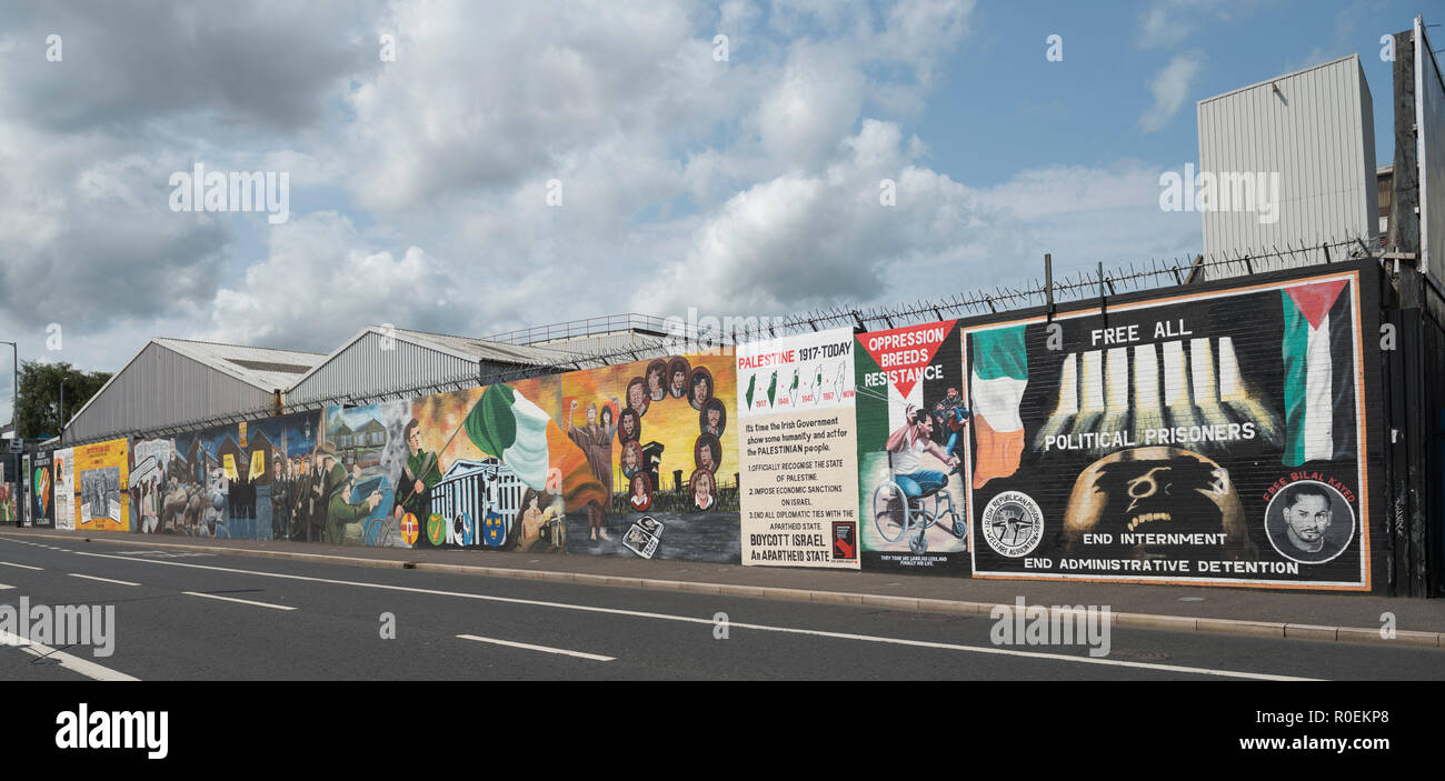 Il murale sulla parete di pace nel Falls Road, Belfast, Irlanda del Nord. Foto Stock