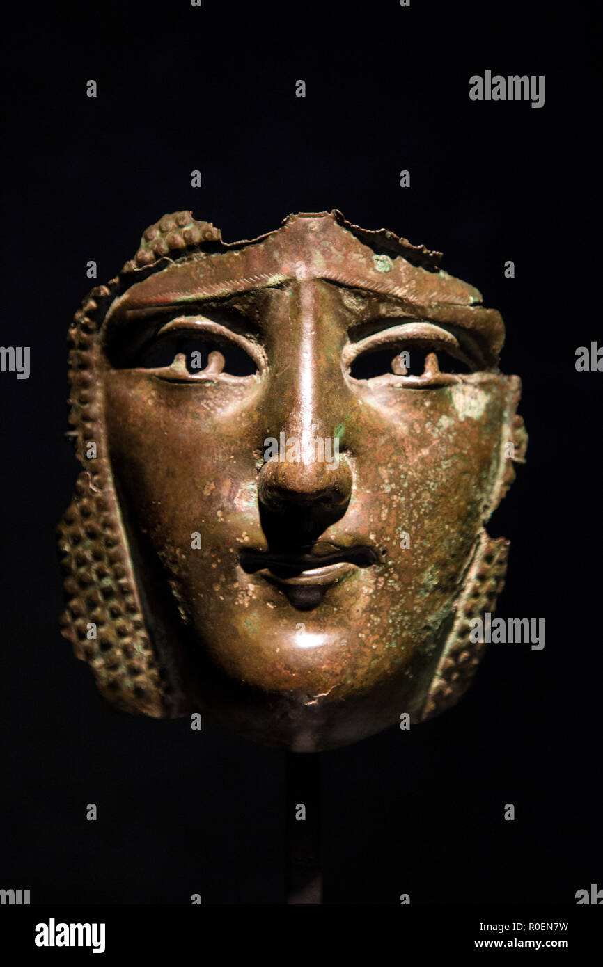 Antica maschera romana femminile da un casco parade, 2-3 d.C., bronzo al Frieze Masters 2018, Londra, UK Foto Stock