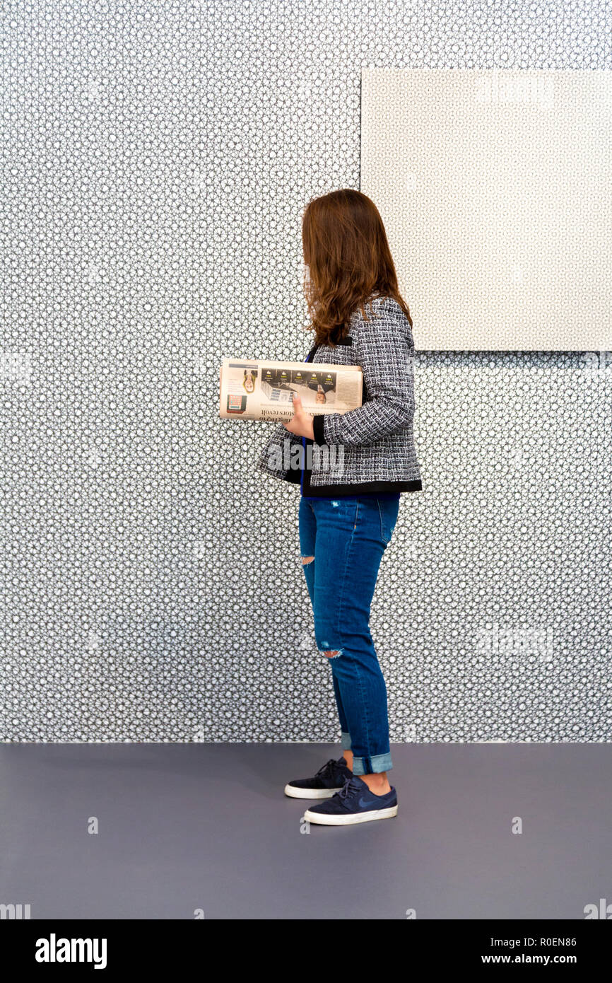 Donna che guarda all'arte in fregio Masters 2018, London, Regno Unito Foto Stock