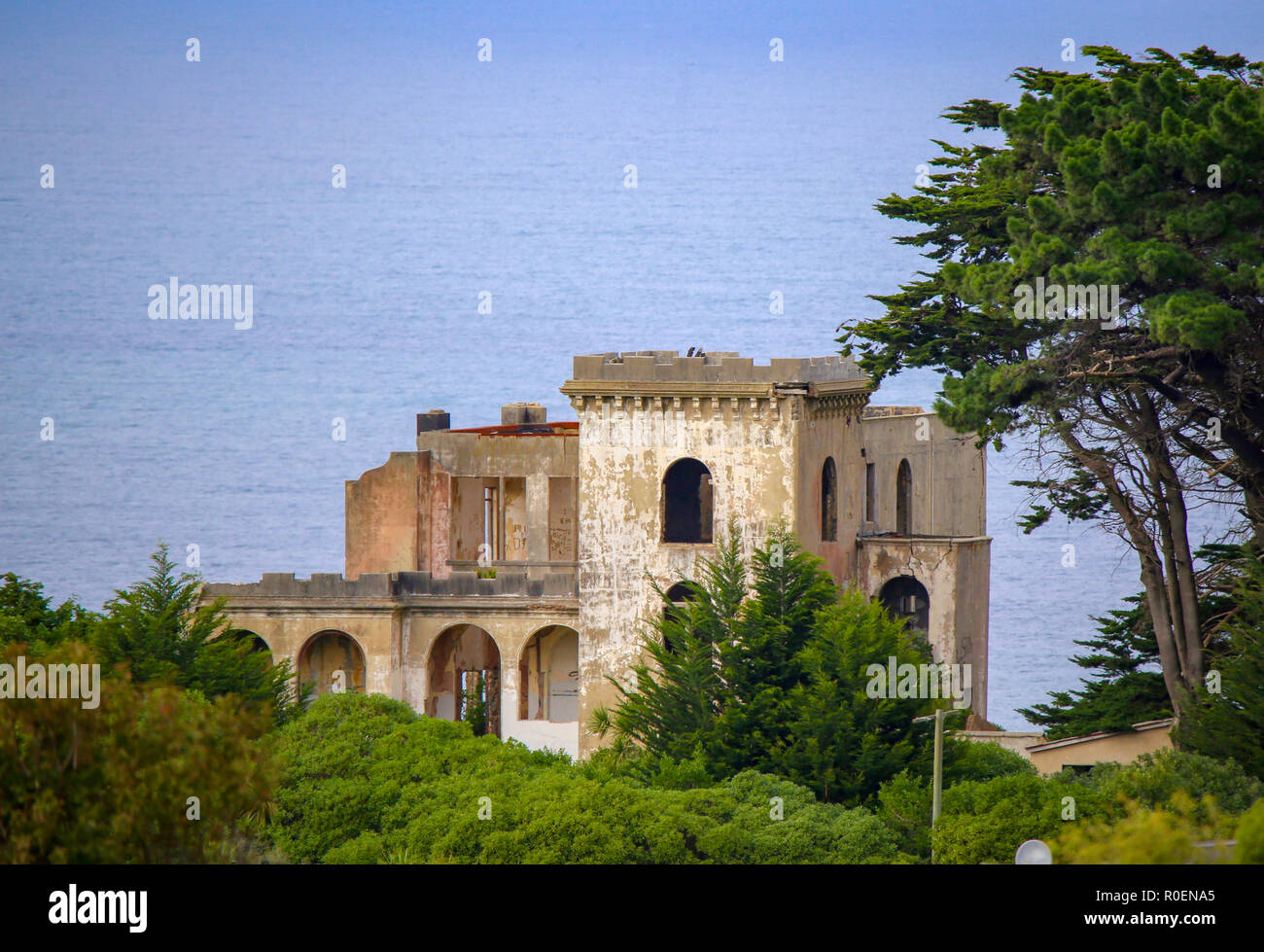 Un vecchio castello abbandonato siede su una collina che si affaccia sul mare Foto Stock