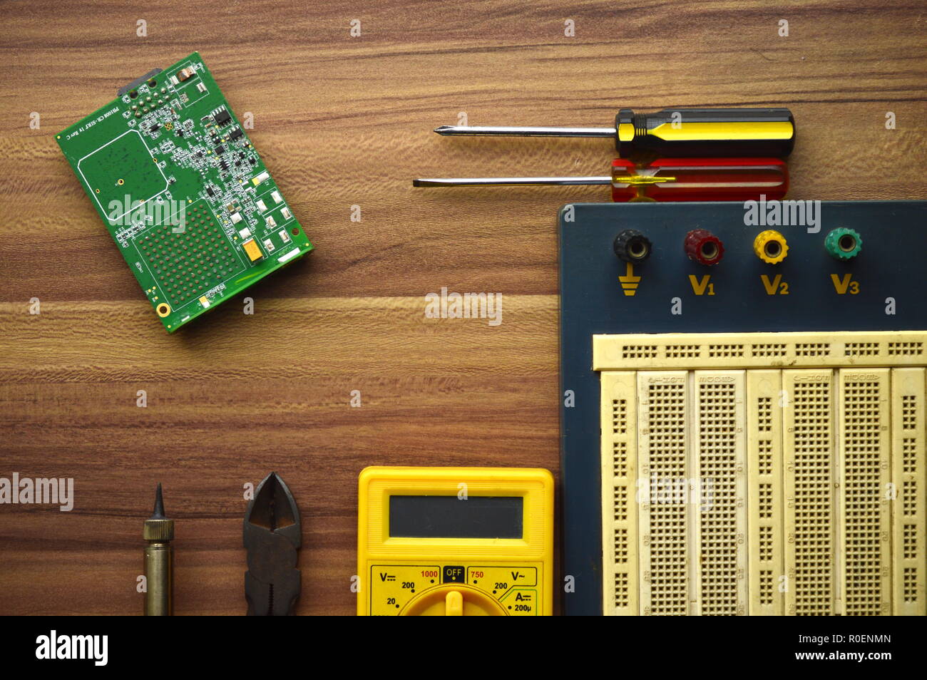 Scheda elettronica sulla scrivania, progetto di tecnologia Foto Stock