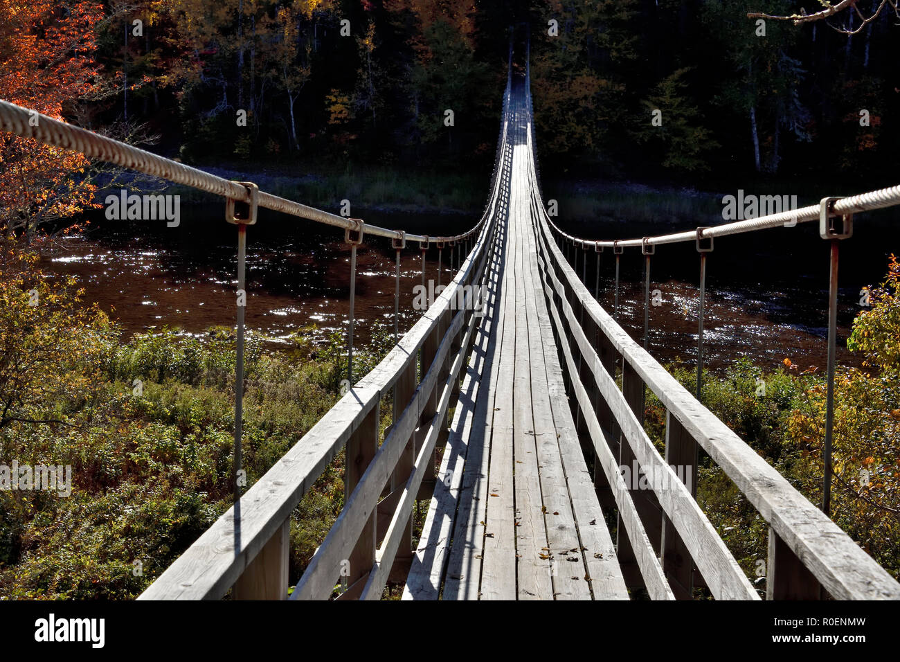 Un'immagine orizzontale di una sospensione ponte che attraversa il fiume Hammond a Upham nelle zone rurali di San Giovanni nella contea di New Brunswick, Canada. Foto Stock