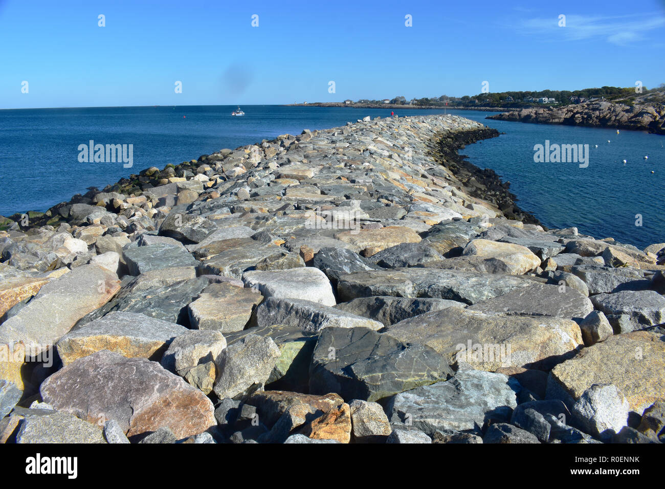 Grandi pietre linea il collo Bearskin jetty in Rockport Massachusetts, STATI UNITI D'AMERICA Foto Stock