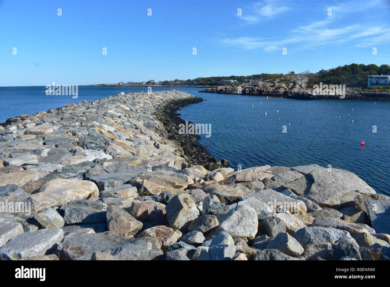 Grandi pietre linea il collo Bearskin jetty in Rockport Massachusetts, STATI UNITI D'AMERICA Foto Stock