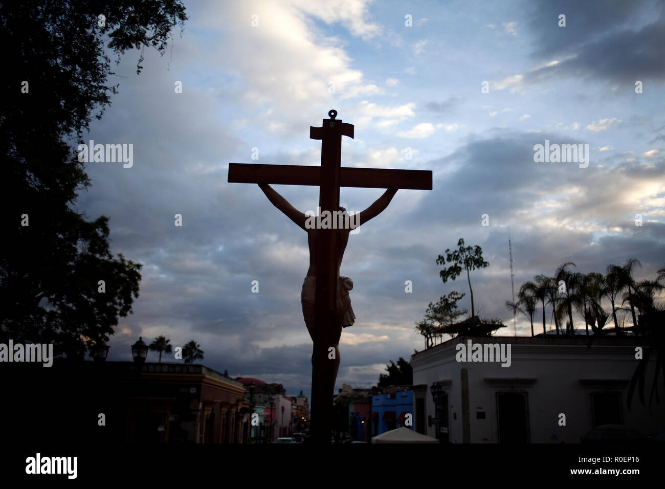 Un'immagine di Gesù Cristo crocifisso è visualizzato durante un rosario al di fuori del Templo de Santo Domingo chiesa in Oaxaca, Messico Foto Stock