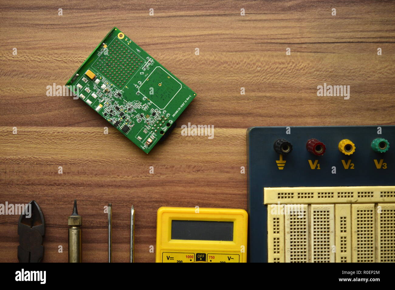 Verde della scheda elettronica su un tavolo di legno Foto Stock